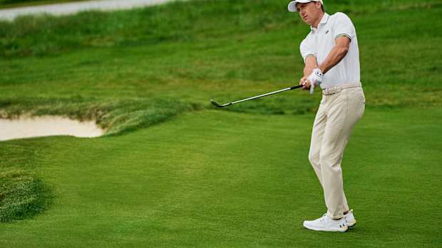Jordan Spieth golfs in Under Armour apparel.